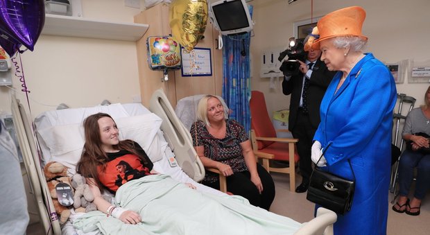Manchester, la regina Elisabetta visita in ospedale i bambini feriti
