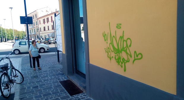 Chiaravalle, sfregi verdi sui muri delle case: «Identificato il writer»