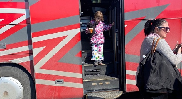 Ucraina, è caos accoglienza a Salerno: mamme e bambini nel bus dei profughi