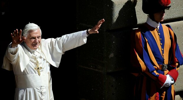 Ratzinger, i funerali: il protocollo del Vaticano per l'ultimo saluto a Benedetto XVI. Ecco cosa accadrà: i possibili scenari