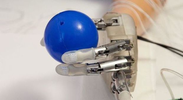 Medicina, la mano bionica è realtà: "sente" gli oggetti. Primo test in Italia