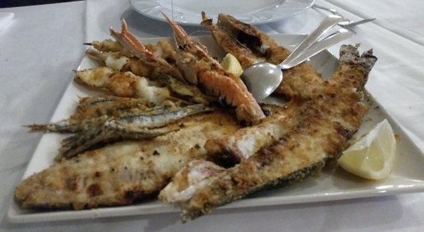 Civitanova, pranzo di pesce senza pagare: gli scrocconi finiscono su Fb