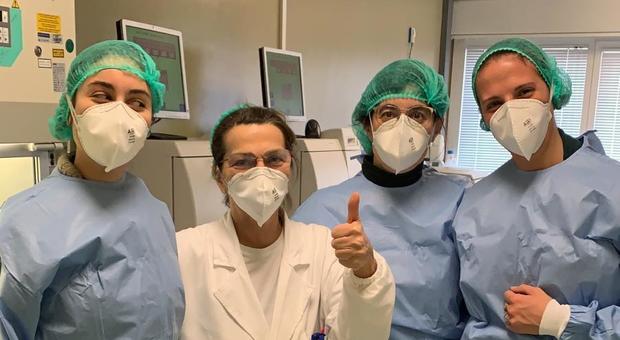 I medici del laboratorio di Microbiologia dell’ospedale di Perugia, al centro con il camice bianco la prof Antonella Mencacci che lo dirige