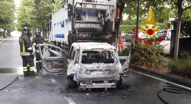 Montebelluna. Tampona il camion dei rifiuti: l'auto prende fuoco, ragazza in ospedale