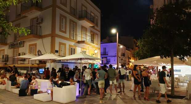 Il nuovo volto di Ibiza con il Covid: mascherine, folla al porto e megadisco chiuse