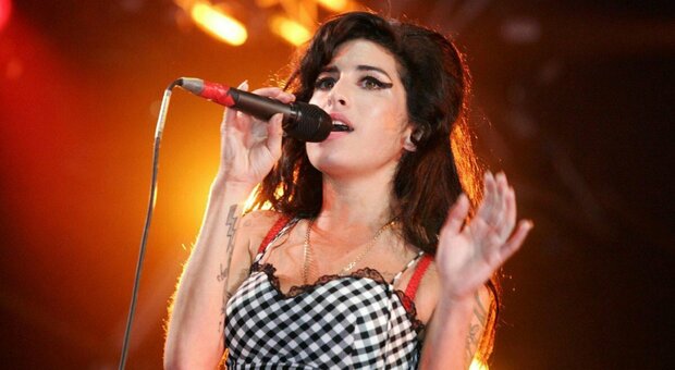 Amy Winehouse, a 10 anni dalla morte la madre racconta le sue ultime parole