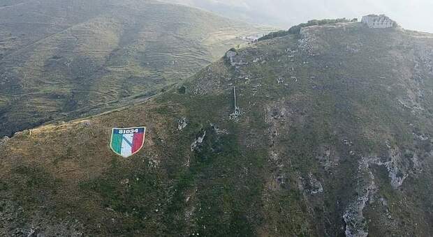 L'enorme tricolore sul monte Petrino, a Mondragone