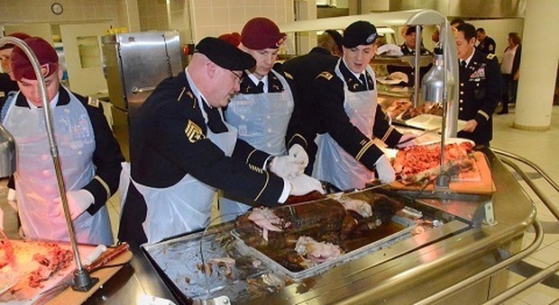 Per il Giorno del ringraziamento, alla Del Din gli ufficiali hanno servito il pranzo. Foto Us Army Garrison Italy