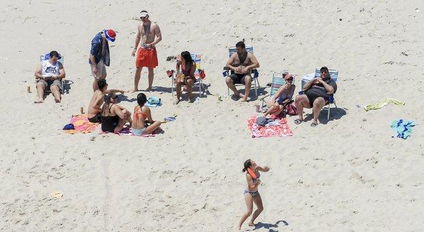 Usa, governatore del New Jersey chiude le spiagge e poi ci va con la famiglia