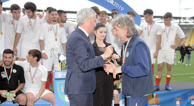 Marco Ippoliti riceve la medaglia dal presidente Sibilia