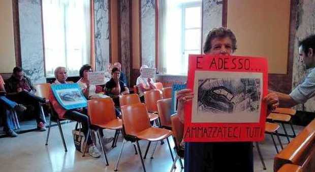 Latina, disabili, discarica e via Almirante in aula consiliare esplode la protesta