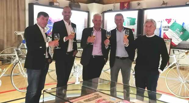 Ben 5 campioni del mondo assaggiano il vino di Moser (al centro). Da sin.: Bugno, Fondriest, il castellano Ballan e Saronni