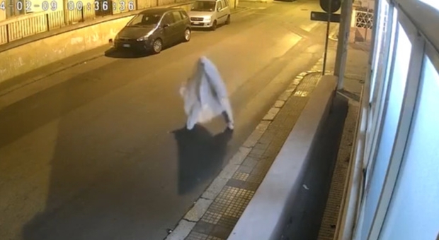 Vestito da fantasma lancia pietre contro la finestra, arrestato lo stalker: «Perseguitava l'ex fidanzata»