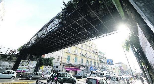 Napoli, è allarme a Capodichino: «Quel ponte crollerà, va abbattuto subito»