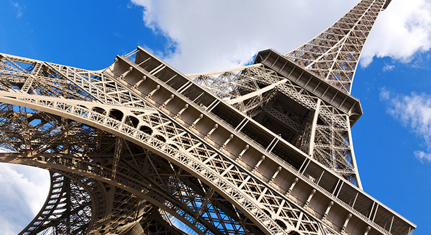 La Tour Eiffel festeggia i suoi 130 anni con una zip line, un viaggio nel vuoto a 90 km/h