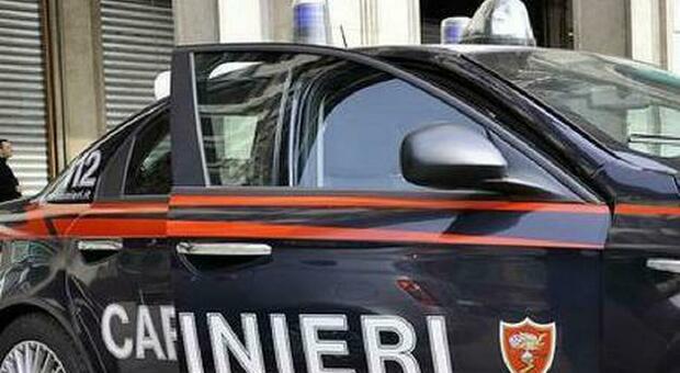 Roma, ladro morto schiacciato da una Mercedes mentre prova a rubare pezzi dell'auto