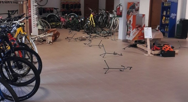 Spaccata nel negozio di biciclette Maxi furto da ottantamila euro