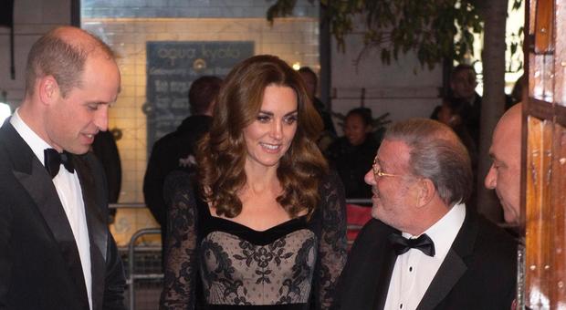 Kate Middleton ruba la scena a Meghan Markle: al galà glamour con l'abito trasparente