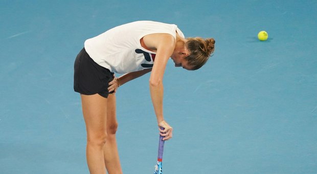Australian Open, la tennista crolla sul campo: il fumo degli incendi non fa respirare