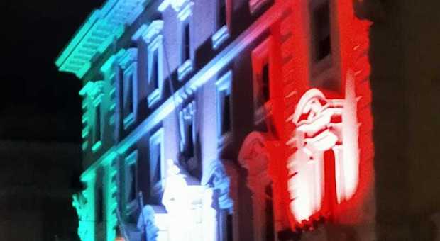 Intesa Sanpaolo, fino al 4 maggio luci tricolori sul palazzo in via del Corso