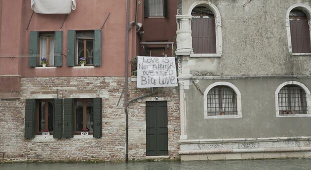 San Valentino, cartelli e striscioni sui balconi di Venezia e altre 6 grandi città: “Vogliamo un amore grande”
