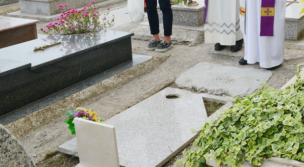 Il cimitero depredato a Salerno, furti e sfregio ai defunti