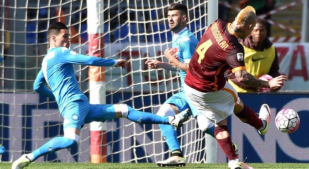 Beffa Napoli: la Roma vince per 1-0, Nainggolan segna allo scadere. Juventus campione d'Italia