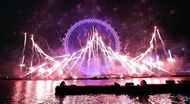 Capodanno, fuochi d'artificio a Londra