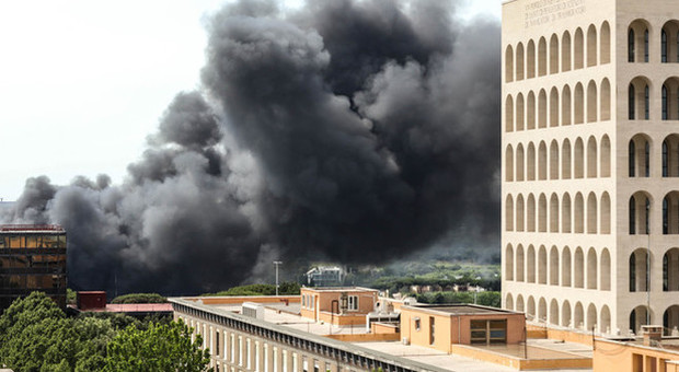 Roma, quattro capannoni a fuoco alla Magliana: nube nera sulla città, viabilità in tilt