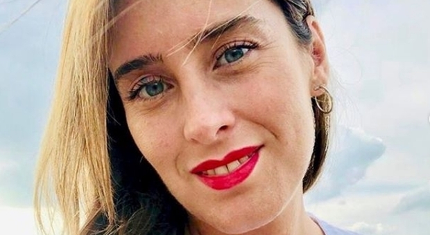 Maria Elena Boschi, su Instagram la foto col rossetto rosso e i tacchi a spillo