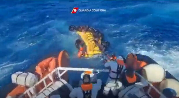 Lampedusa, due naufragi: 30 migranti dispersi. Hotspot dell'isola al collasso, 2.500 le presenze