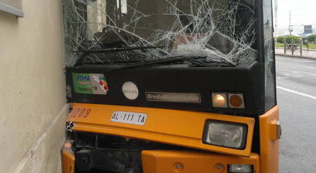 Ancona, autobus si schianta contro un muro. Diciotto feriti, uno è un bimbo -Fotogallery