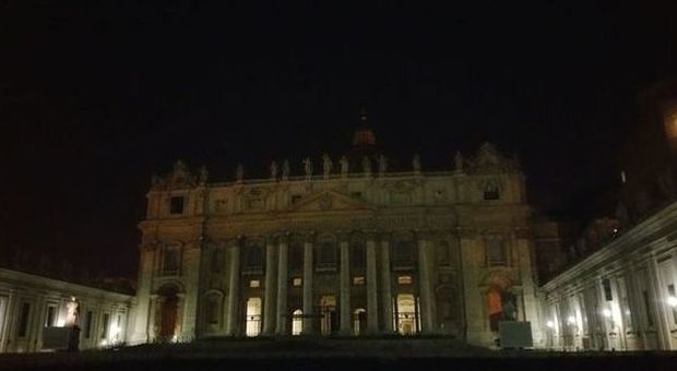 Vaticano, Cupolone al buio da ore: ​prove tecniche di Giubileo