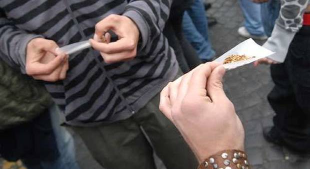 Estorsione di denaro per droga: un giovane 20enne finisce in carcere