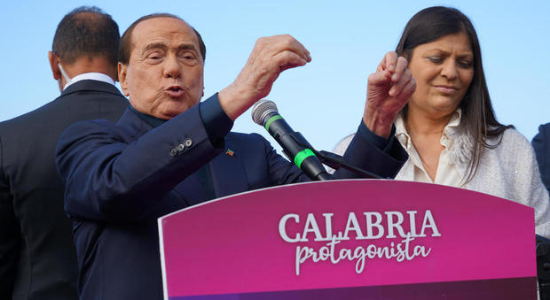 Berlusconi in Calabria non perde il vizio: «Conosco Jole Santelli da 26 anni, non me l'ha mai data. Salvini? Io citofonerei a una bella ragazza» VIDEO