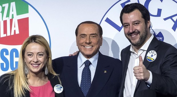 Silvio Berlusconi tra Giorgia Meloni e Matteo Salvini