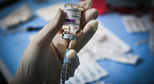 Covid, Novelli: «Il vaccino Astrazeneca non dà problemi di coagulazione, il virus sì»