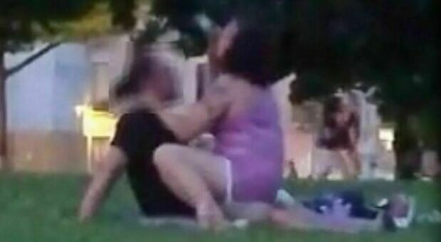 Sesso nudi in piazza davanti alla biblioteca dei bimbi: il video finisce sui social