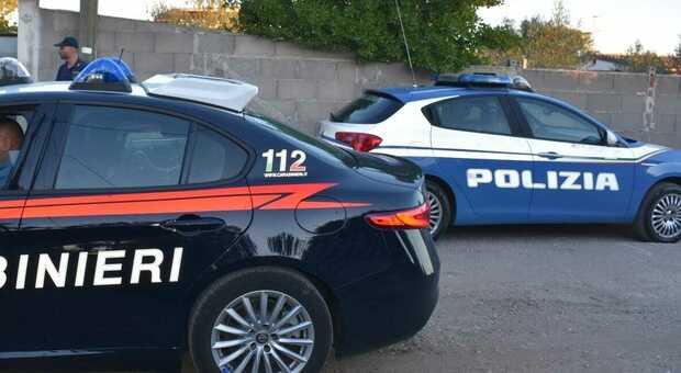 Bologna, accoltella la moglie e fugge ma viene bloccato dalla polizia: la donna è gravissima