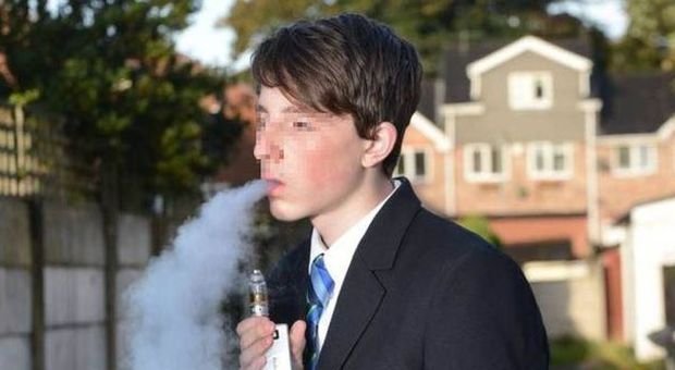Baby fumatore a 14 anni attacca la sua scuola: ​"Non mi fanno usare la sigaretta elettronica"
