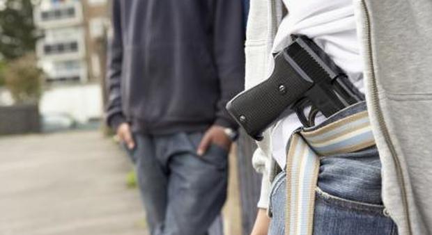 Studente di 16 anni a scuola con la pistola: «Così mi sento un figo»