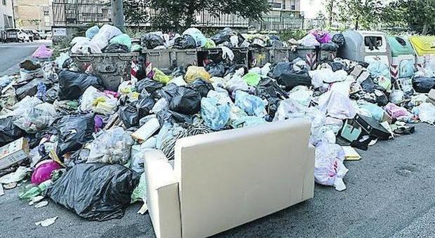 Napoli, restano 200 tonnellate di rifiuti a terra: «Pronti a recuperare gli arretrati»
