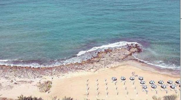 Acque opache e scure sul litorale: «Ennesimo danno al turismo»