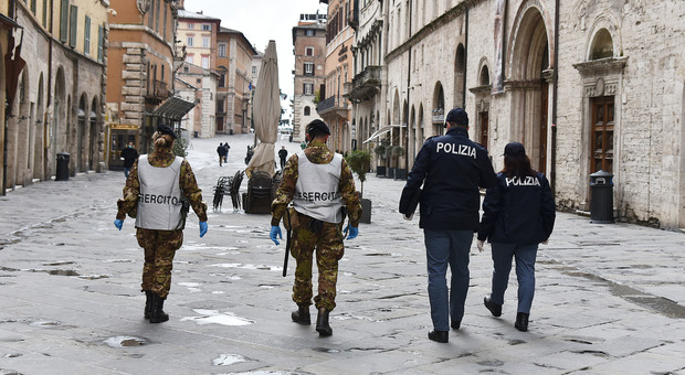 Esercito a polizia lungo corso Vannucci a Perugia