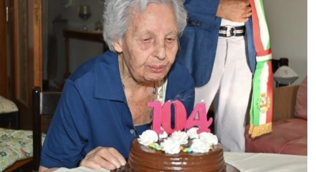 Castellammare, nonna Enrica festeggia 104 anni: festa del quartiere