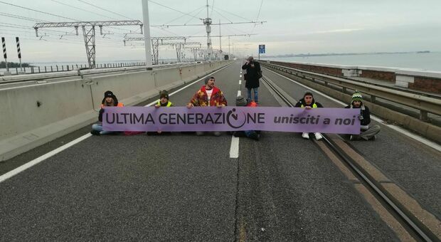 Venezia. Sei ragazzi legati sul ponte della Libertà: «Basta combustibili fossili, azioni concrete contro il collasso climatico». Traffico in tilt