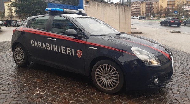 Civitavecchia, sparatoria tra carabinieri e un'uomo alla guida di un'auto che non si è fermata all'alt: 4 militari feriti durante l'inseguimento