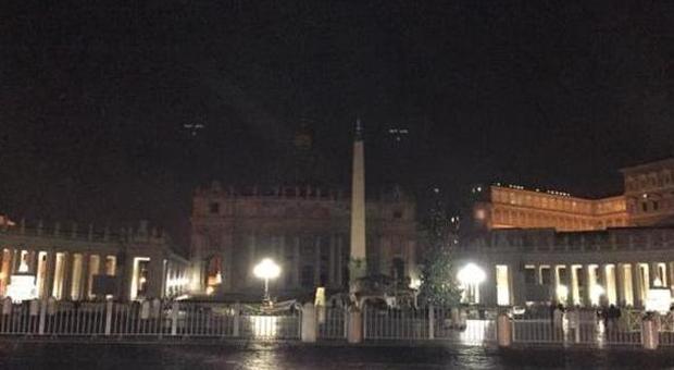 Vaticano, la Cupola di San Pietro al buio da ore: prove di illuminazione per il Giubileo