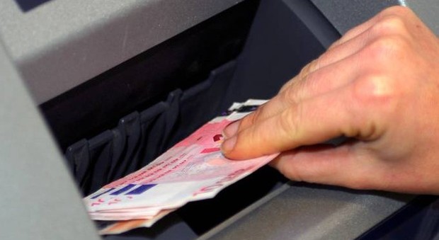 Trova 500 euro nello sportello del bancomat: poliziotto li riconsegna al legittimo proprietario