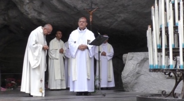 Lourdes, paura per il cardinale Sepe: scivola su gradino dopo la Messa